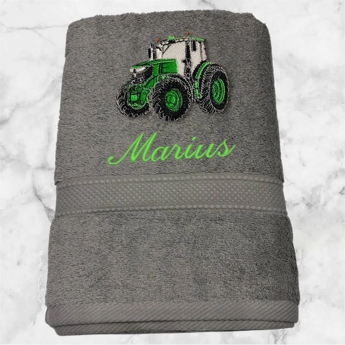 Serviette motif tracteur + prénom