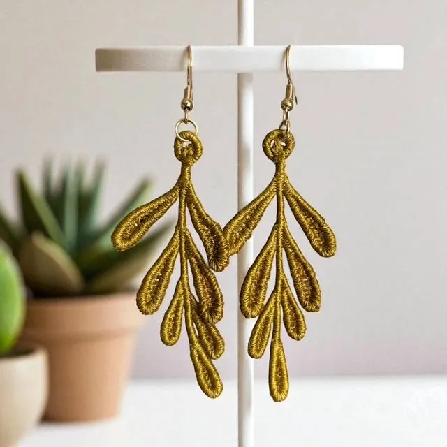 Boucles d’oreilles brodées couleur automnal – légères et antiallergiques