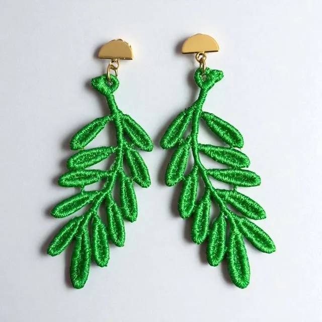 Boucles d’oreilles brodées couleur verte– légères et antiallergiques