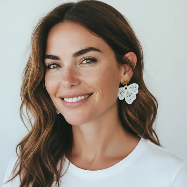 Boucles d’oreilles brodées couleur blanche légères et antiallergiques